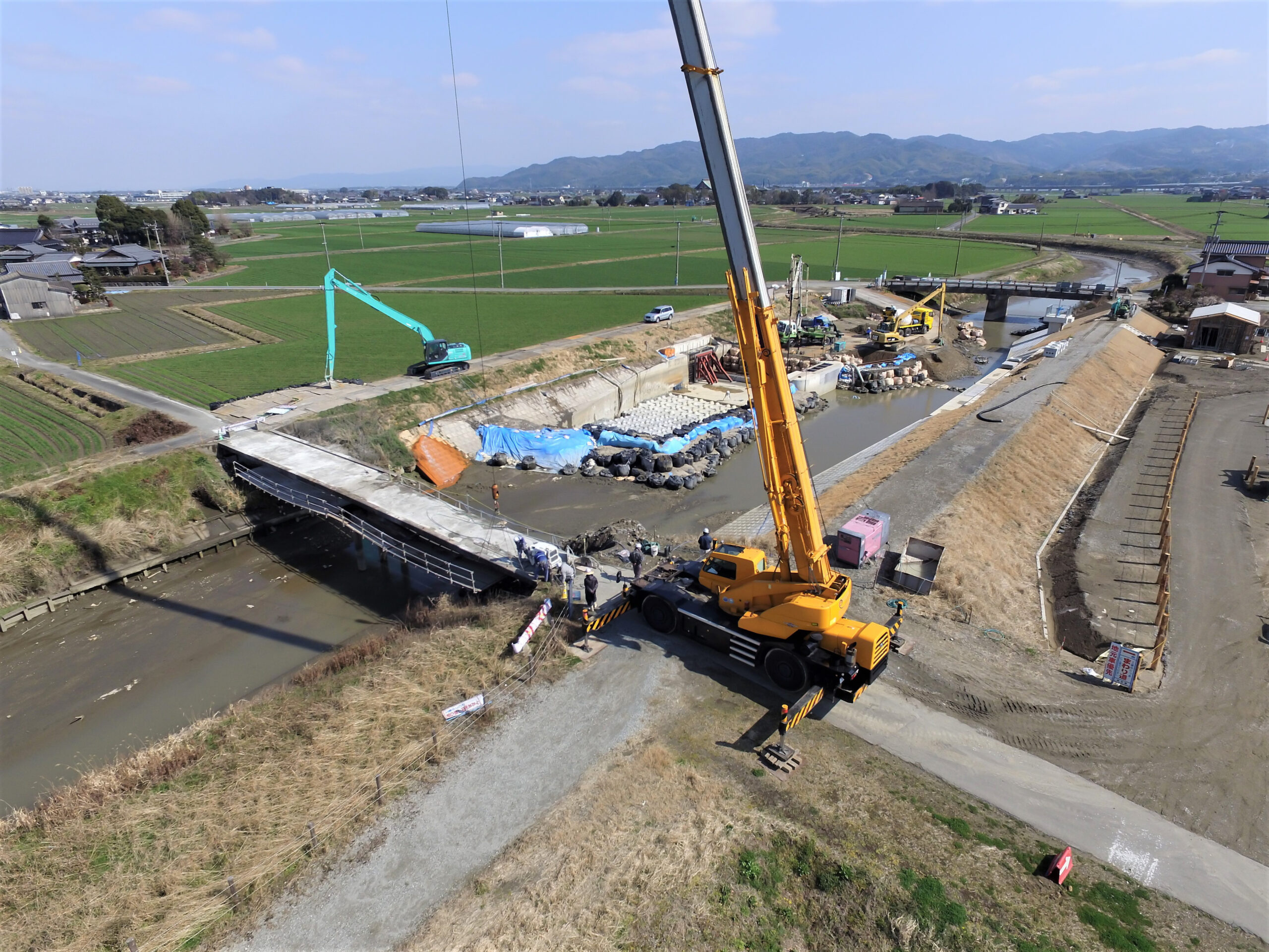 河川改修拡張に伴う橋の撤去工事